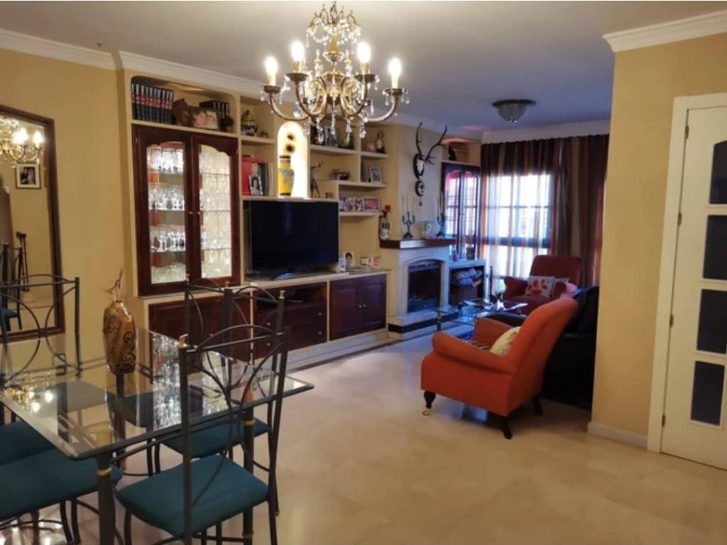 Sale Two-family villa in Calle Fernández Alarcón Málaga. Good condition