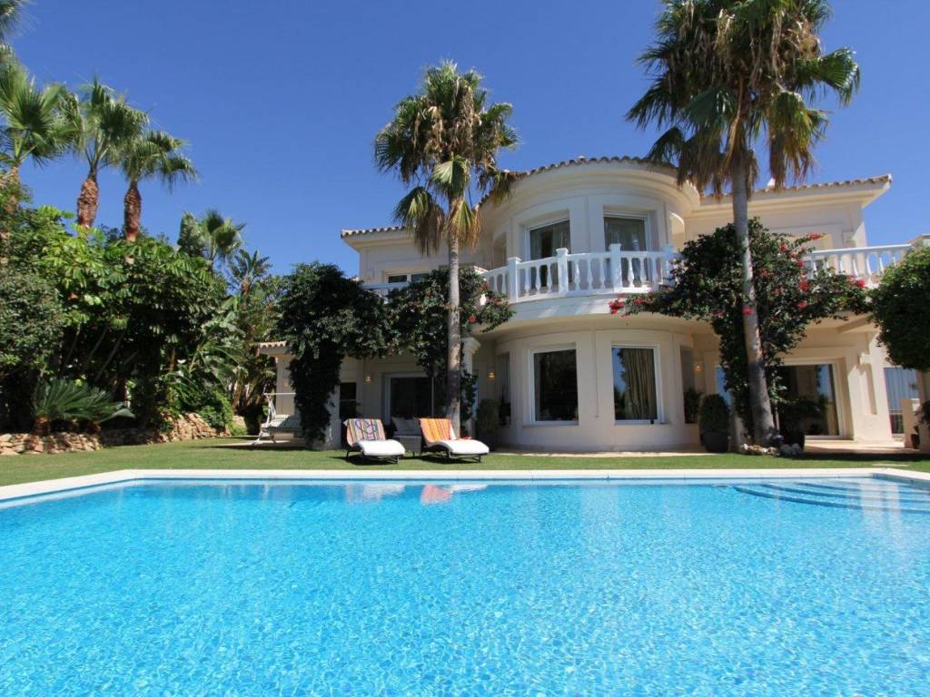 Venta Casa unifamiliar en Los Altos De Los Monteros Marbella. Con terraza 716 m²
