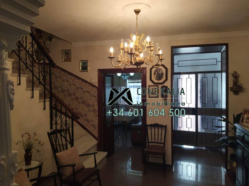 Venta Casa unifamiliar Olvera. Con balcón