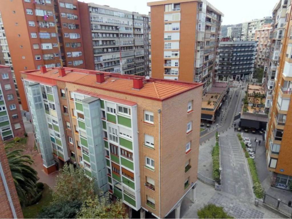 Venta Piso Bilbao. Piso de tres habitaciones en Plaza San Martin de la Ascensión. Buen estado octava planta con balcón