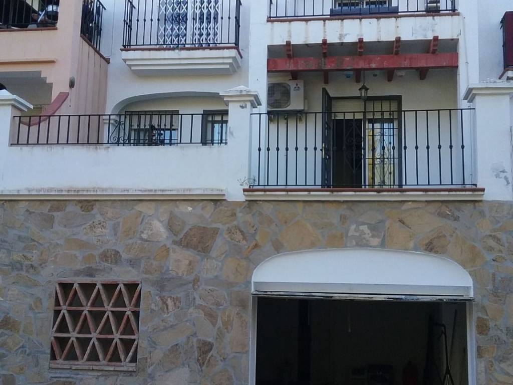 Alquiler Casa pareada en Calle Canarias Nerja. Plaza de aparcamiento con terraza 159 m²