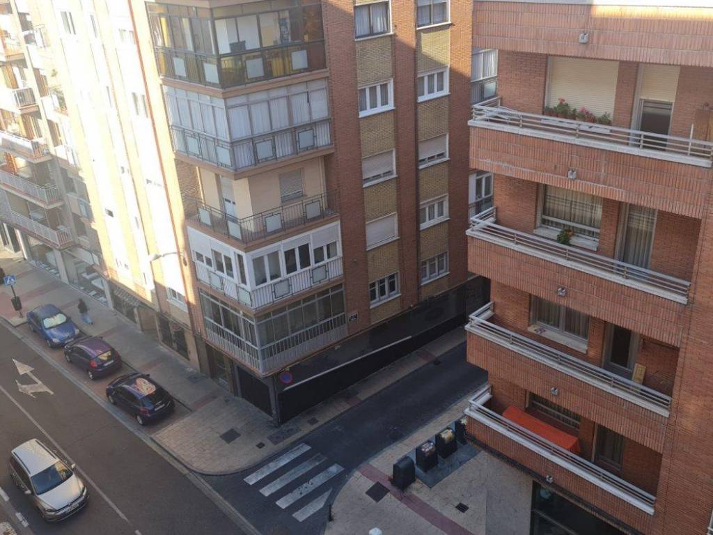 Venta Piso Valladolid. Piso de tres habitaciones en Marques Del Duero. A reformar sexta planta con balcón calefacción central