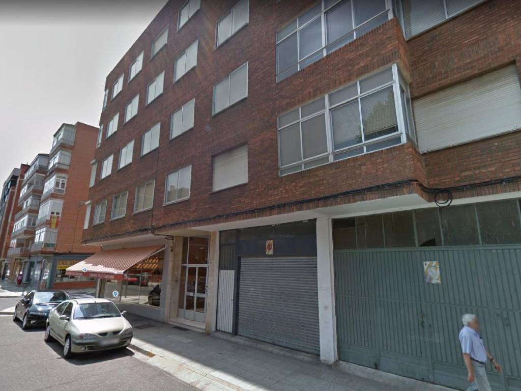 Venta Piso Palencia. Piso de tres habitaciones Planta baja plaza de aparcamiento con terraza