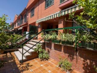 Casas y pisos con jardín en venta en el área de Parque Alcosa-Jardines del  Edén, Sevilla - Indomio
