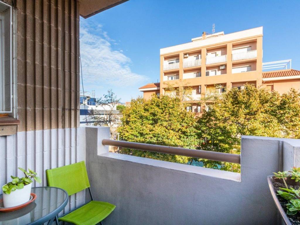 Venta Piso Sabadell. Piso de cuatro habitaciones en Roma De. Primera planta con balcón