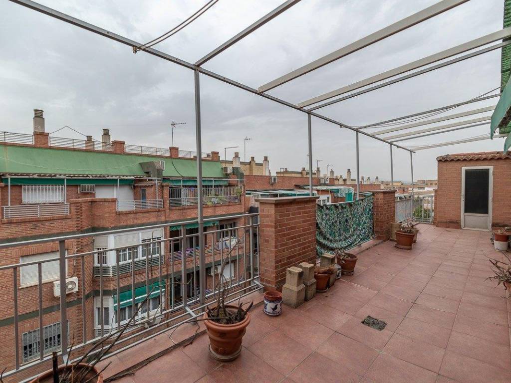 Venta Piso Granada. Piso de cuatro habitaciones en doctor sanchez mariscal 5. Sexta planta con terraza