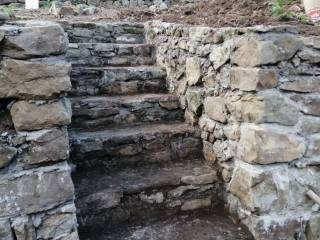 Escaler en piedra acceso a parcela rústica