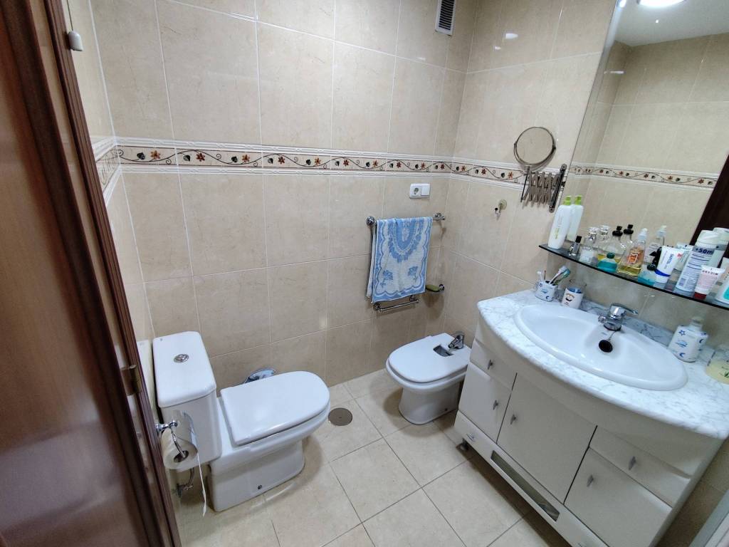 Dormitorio principal con baño en suite