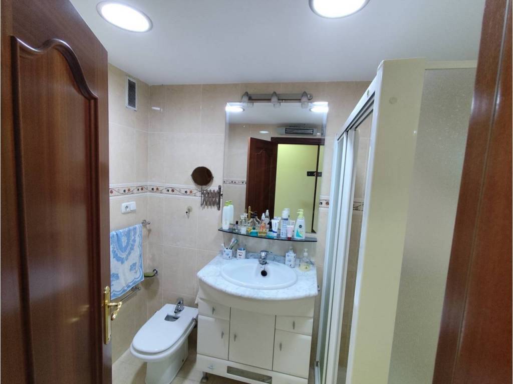 Dormitorio con baño en suite