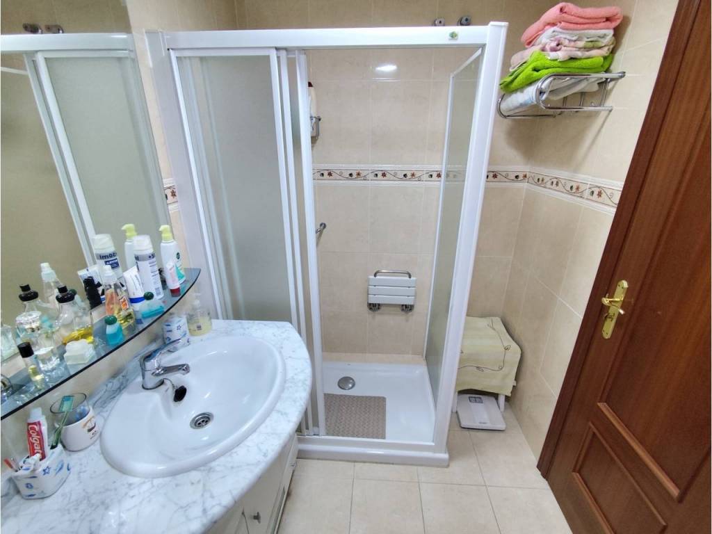 Dormitorio con baño en suite