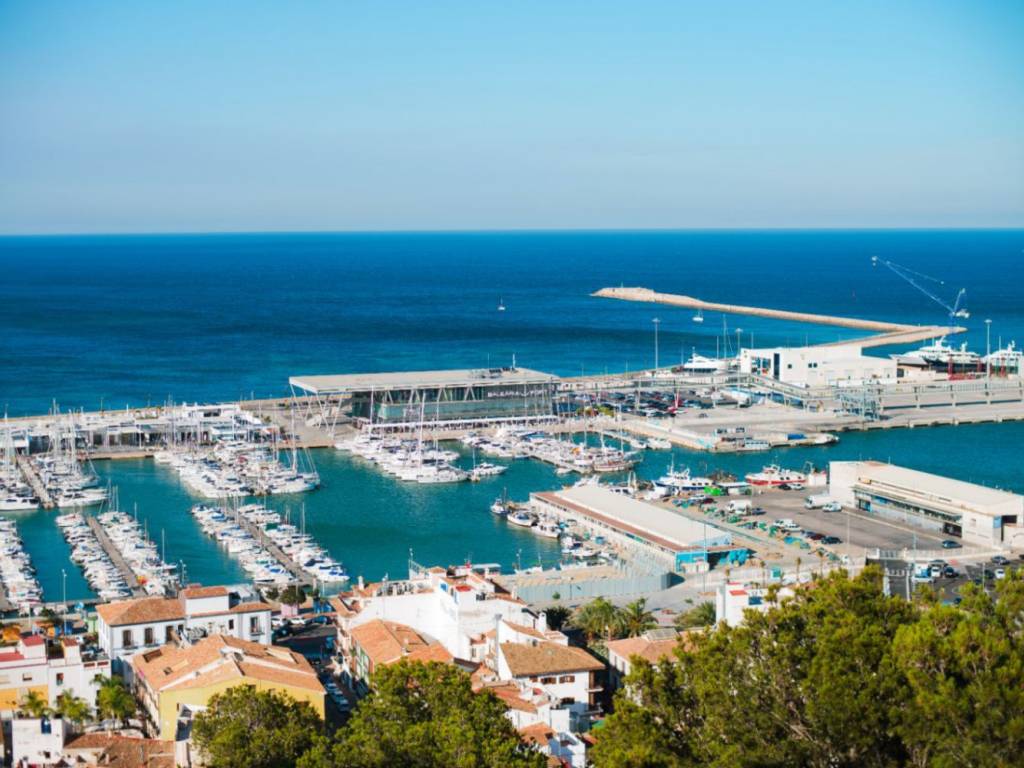 A UN PASEO DE MARINA DENIA