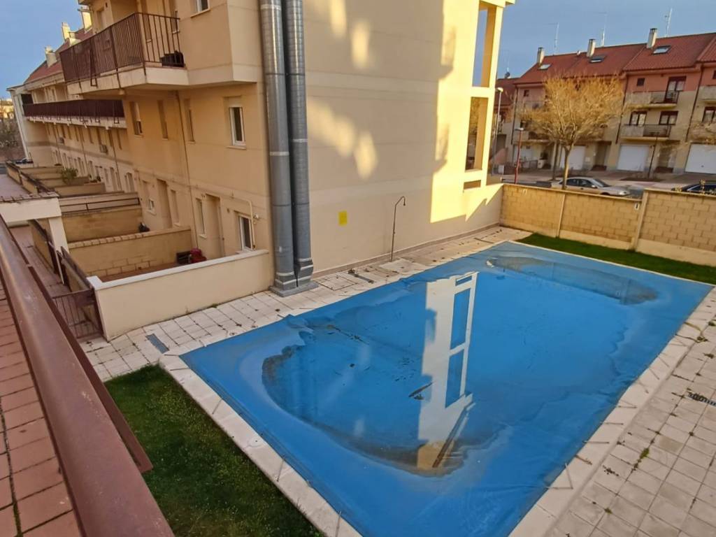 PISCINA EN ZONA COMÚN