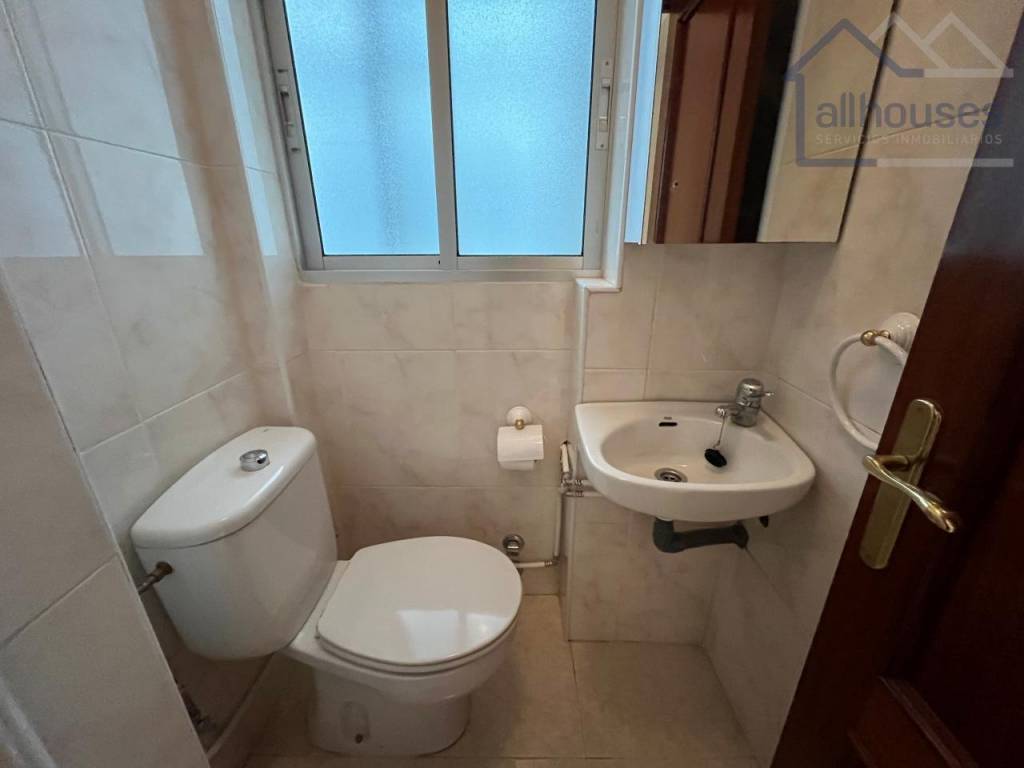 BAÑO DE SERVICIO