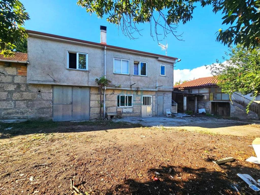 Fachada de ambas casas con patio