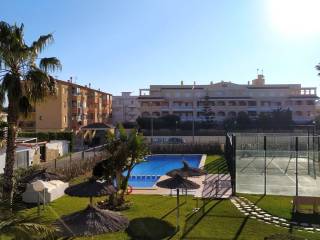 Vista de jardín, piscina y pádel