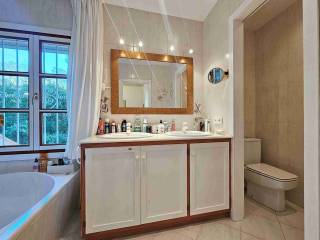 Bathroom 1 (en Suite)