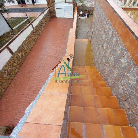 entrada vivienda principal y entrada apartamentos