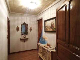 HALL HACIA LA IZQUIERDA