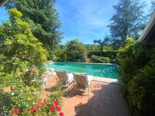 Piscina con zona de porche 