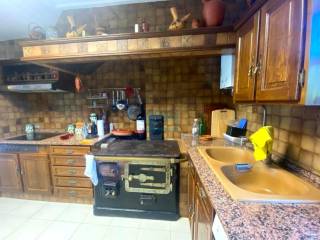 Planta Baja: Cocina con chimenea de leña