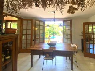 Planta Baja: Cocina con chimenea de leña