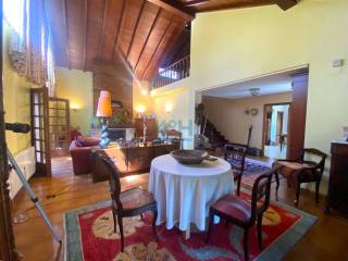 Salón-comedor con chimenea de leña