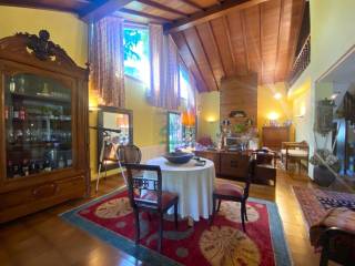 Salón-comedor con chimenea de leña