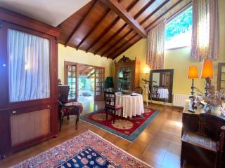 Salón-comedor con chimenea de leña