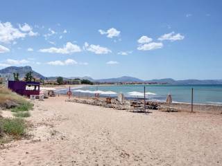 Xiringuito delante urba en verano